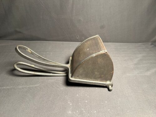 Vintage iron fruit hand juicer - Image 6