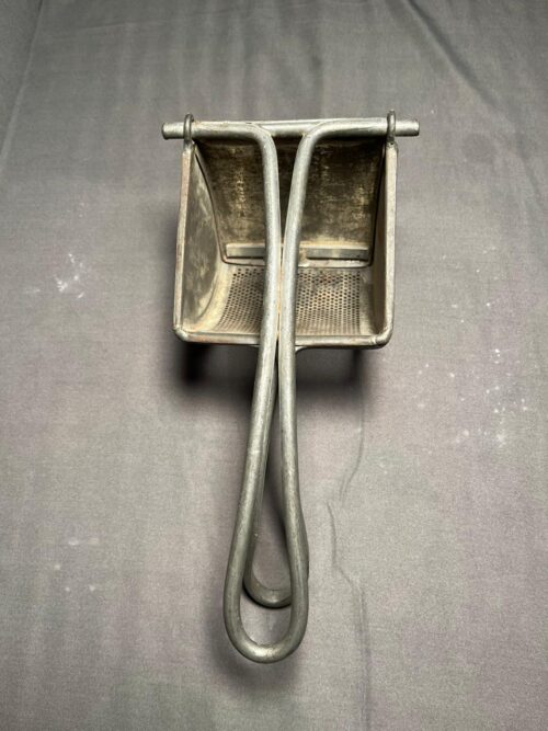 Vintage iron fruit hand juicer - Image 5