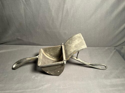 Vintage iron fruit hand juicer - Image 3