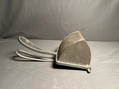 Vintage iron fruit hand juicer - Image 2