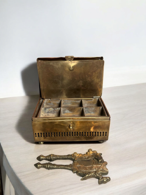 Vintage brass paandaan with nut cutter - Image 3