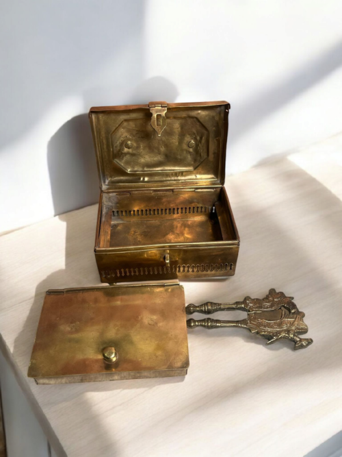 Vintage brass paandaan with nut cutter - Image 2